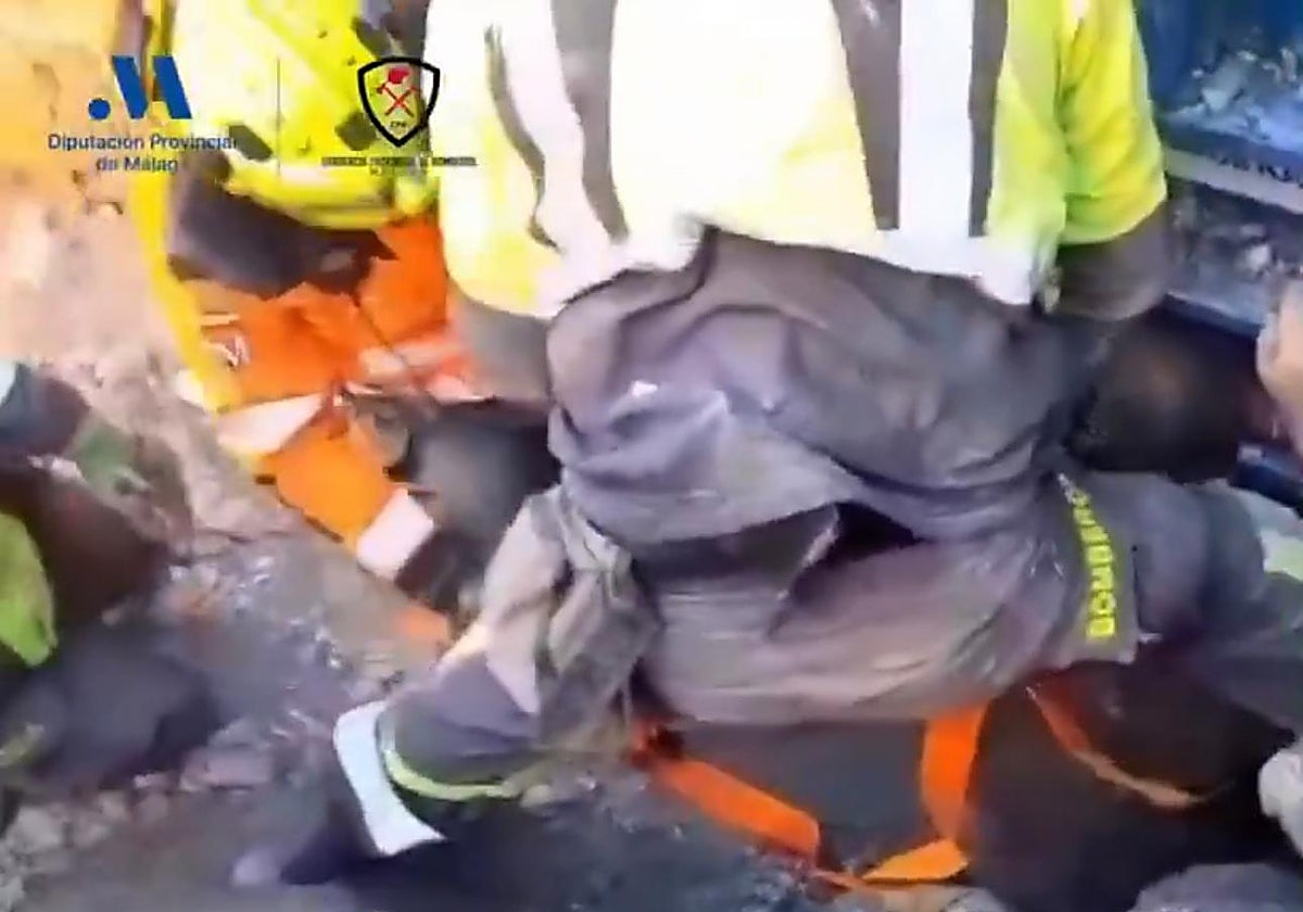 Rescatan a un hombre atrapado entre los escombros por el derrumbe de un local en obras en Málaga