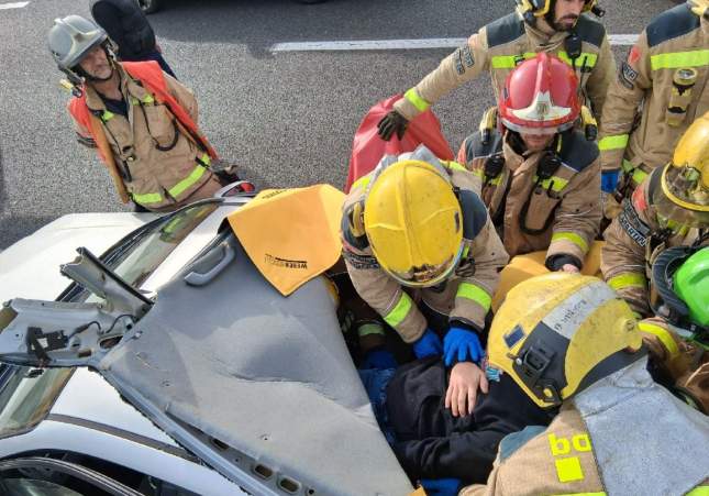 Rescatan a tres personas atrapadas en un accidente múltiple en la C-58