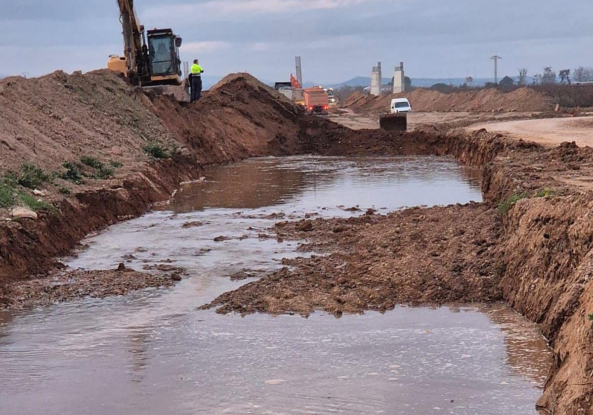 Los trabajos de la variante ferroviaria provocan la rotura de una tubería de agua de boca de Rincón de Soto