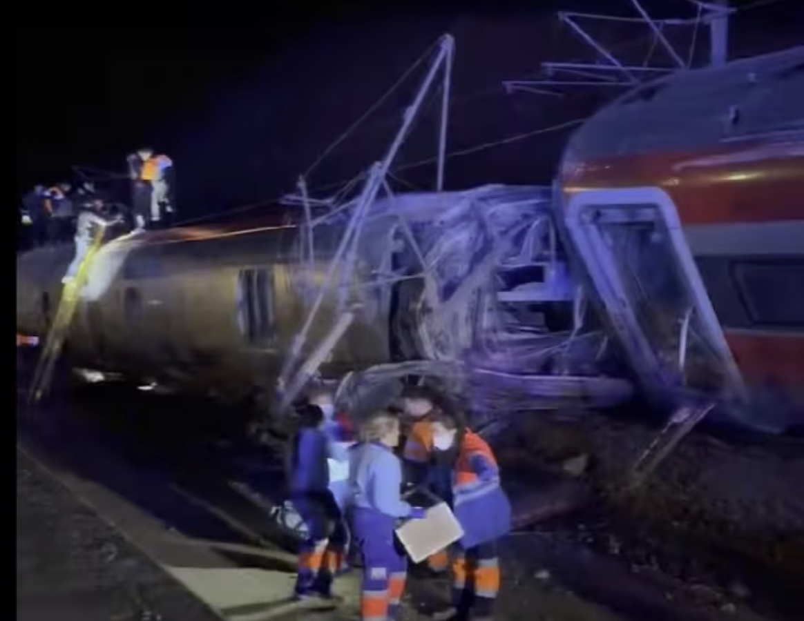 Más de 20 fallecidos y 70 heridos en el descarrilamiento de dos trenes en Adamuz (Córdoba)