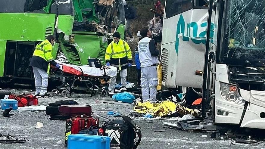 Trágico accidente en autopista de Francia deja dos muertos y decenas de heridos
