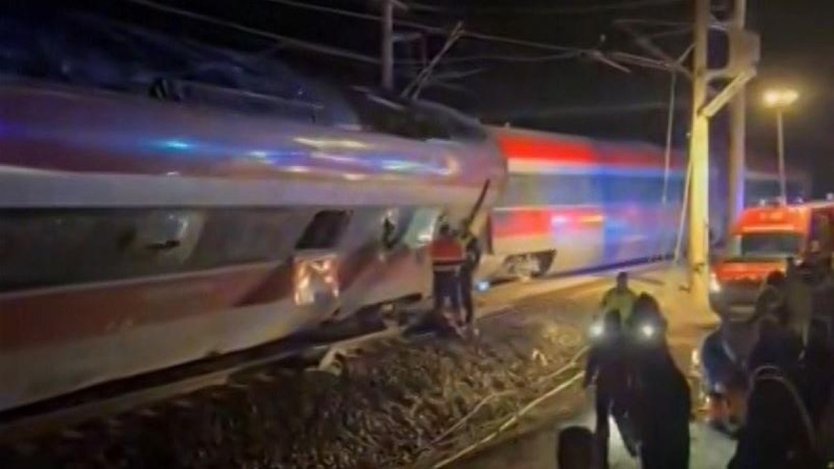 Al menos cinco muertos tras descarrilar dos trenes de alta velocidad en Adamuz, Córdoba