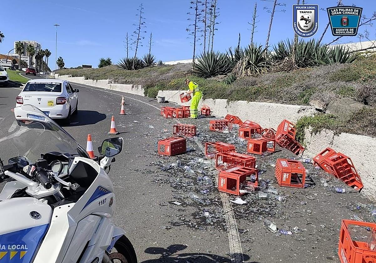 Un camión de agua vuelca la carga en un acceso a la Avenida Marítima en Las Palmas de Gran Canaria
