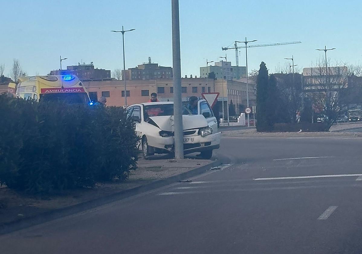 Herido un hombre de 96 años tras empotrar su coche contra una farola en Salamanca