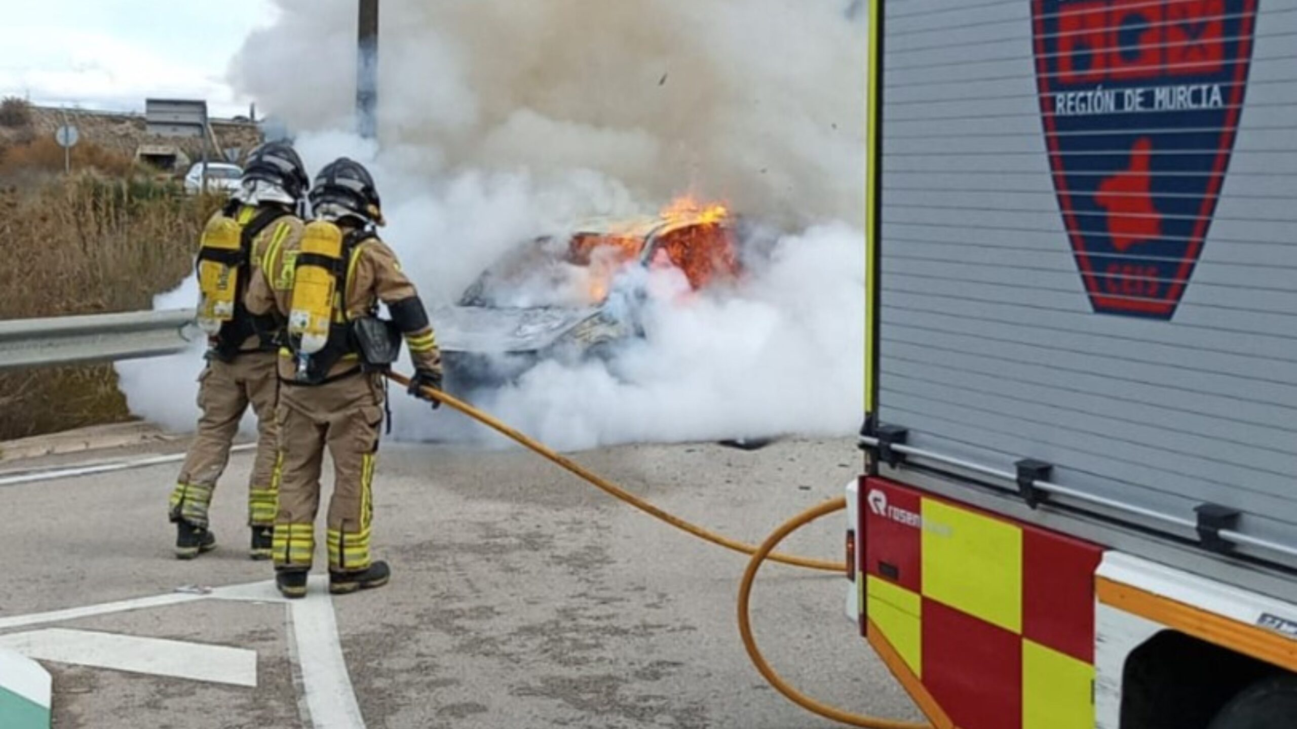 Un coche arde en plena calle en Molina de Segura sin causar heridos
