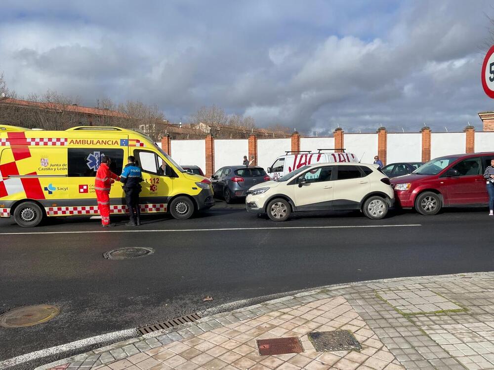 Herida una mujer al chocar dos vehículos en Juan Carlos I