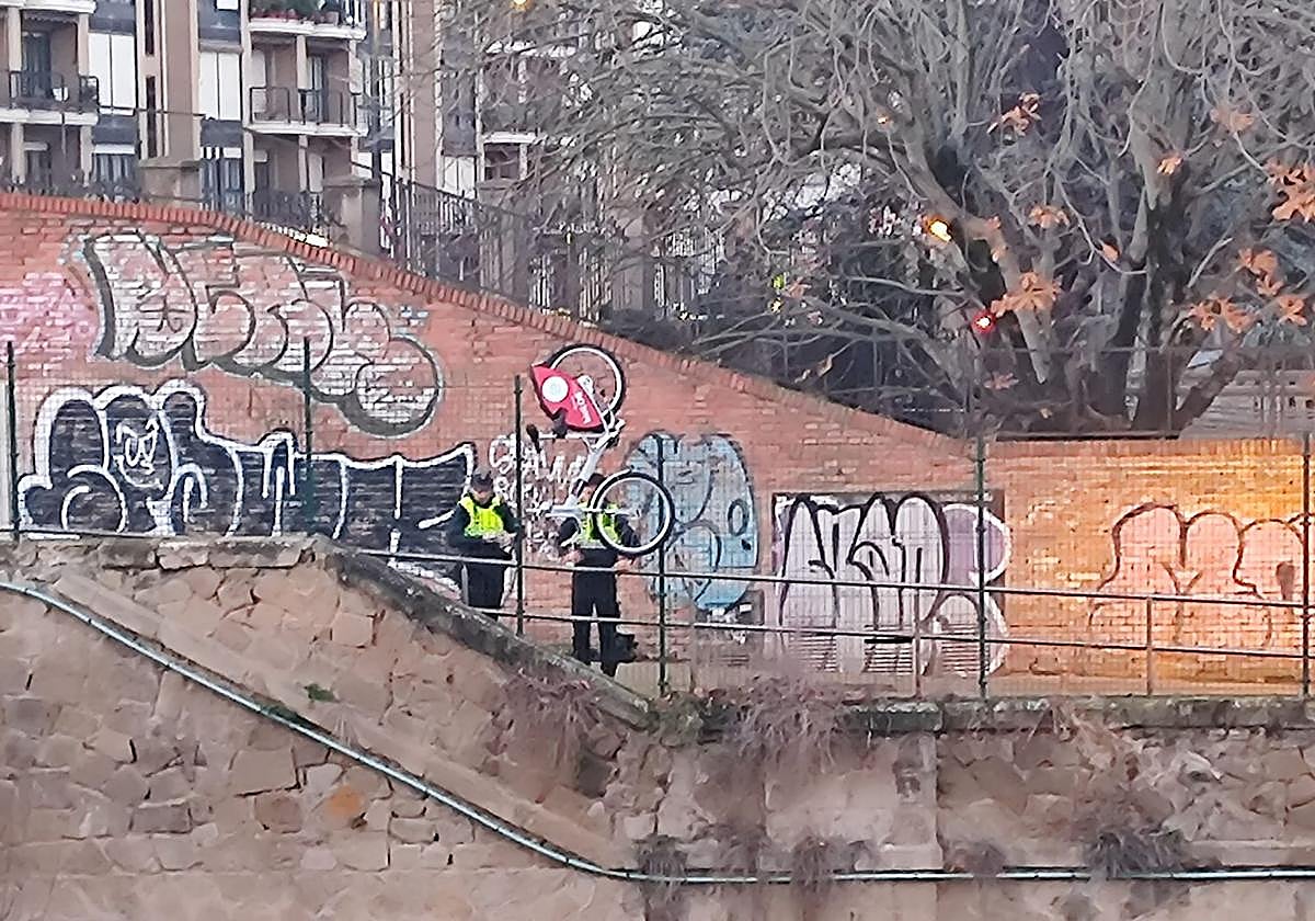 Tratan de arrojar una bicicleta a la vía del tren en Vara de Rey
