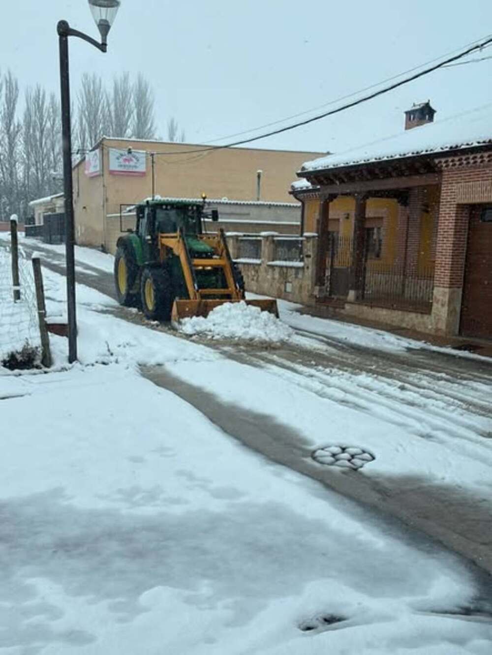 Abades agradece la colaboración vecinal para limpiar calles