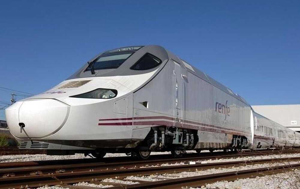 Un tren se detiene en Valdestillas por acumulación de hielo