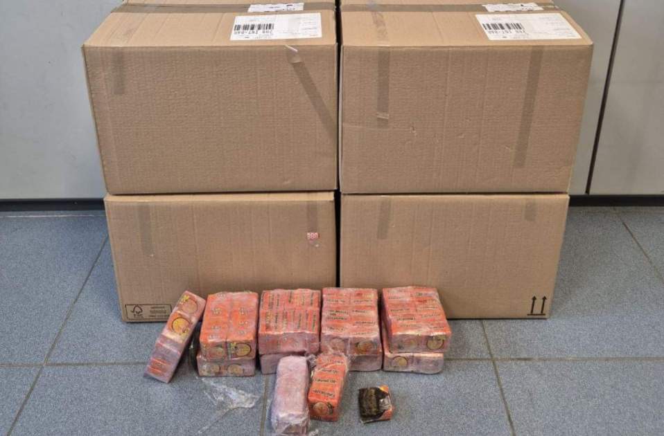 Paquetes que querían enviar a Grecia / Mossos