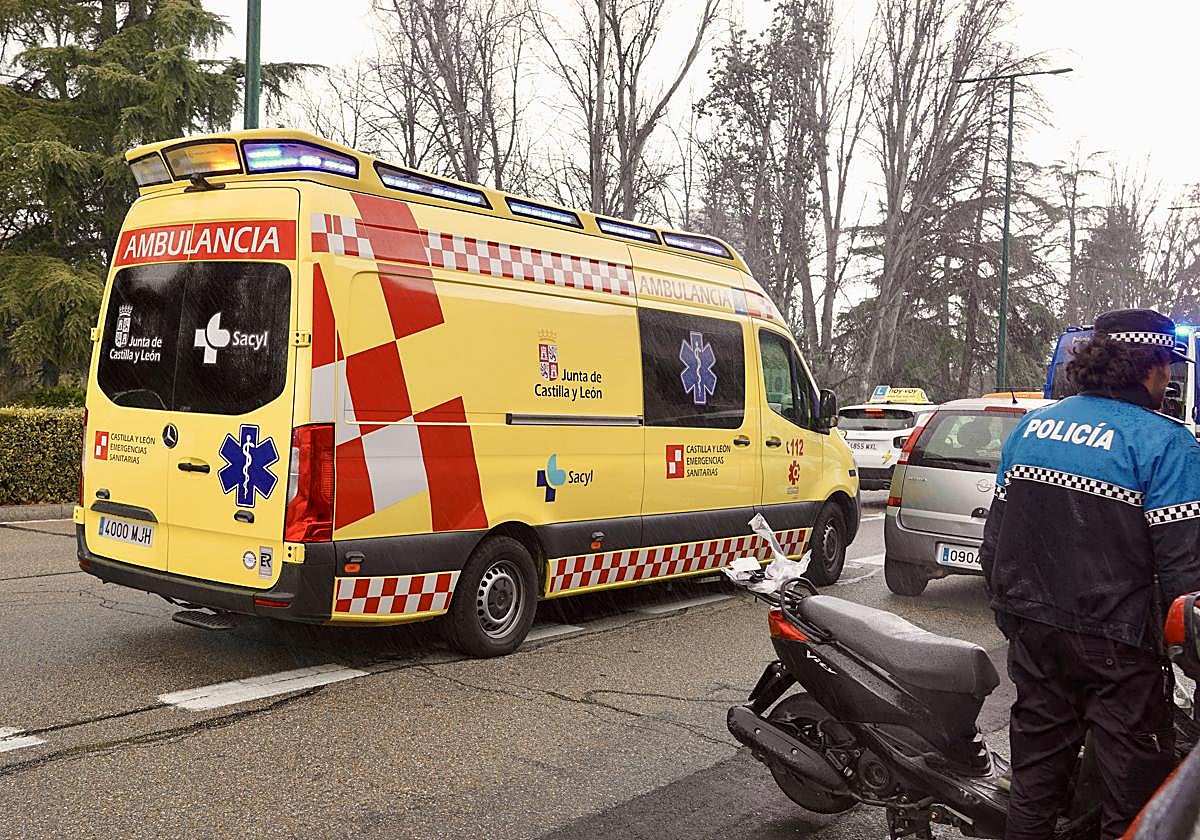 Herido un motorista de 60 años tras chocar con un turismo en la calle salmantina de Pico de Maladeta