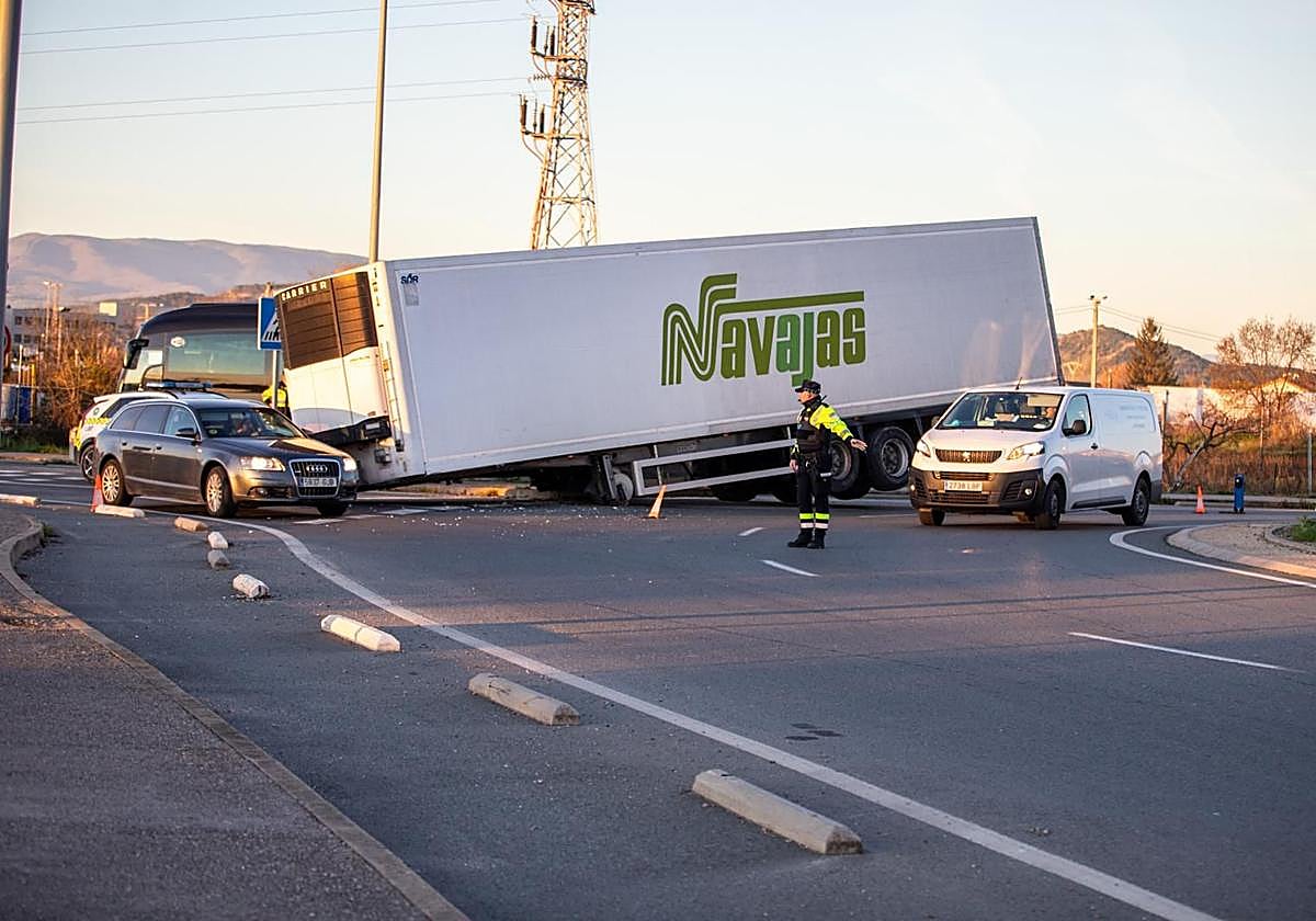 Accidente de camión provoca gran atasco en la LO-20, afectando tráfico de entrada a Logroño
