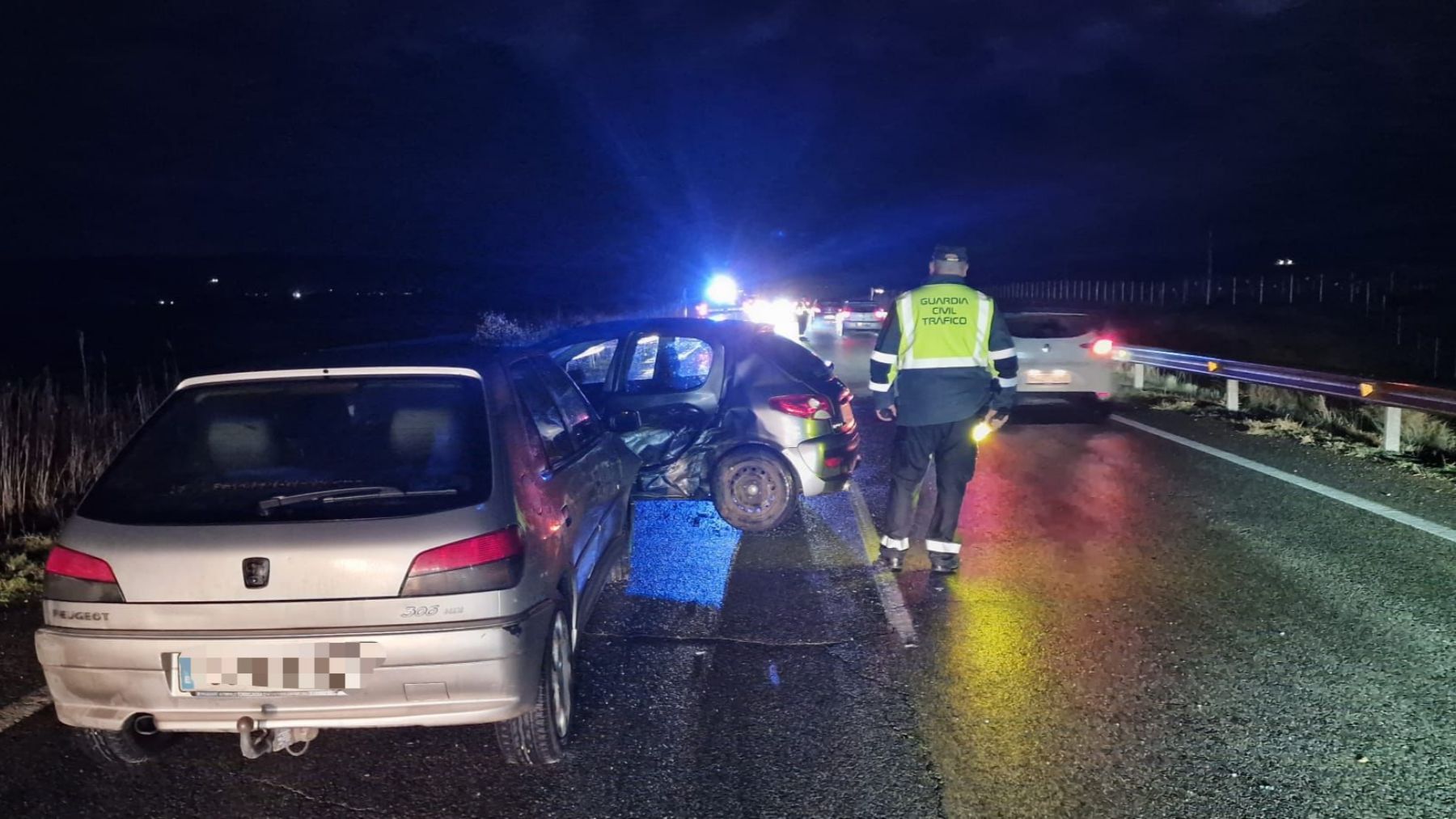 Grave accidente entre dos coches en la carretera de un pueblo de Navarra con dos personas heridas