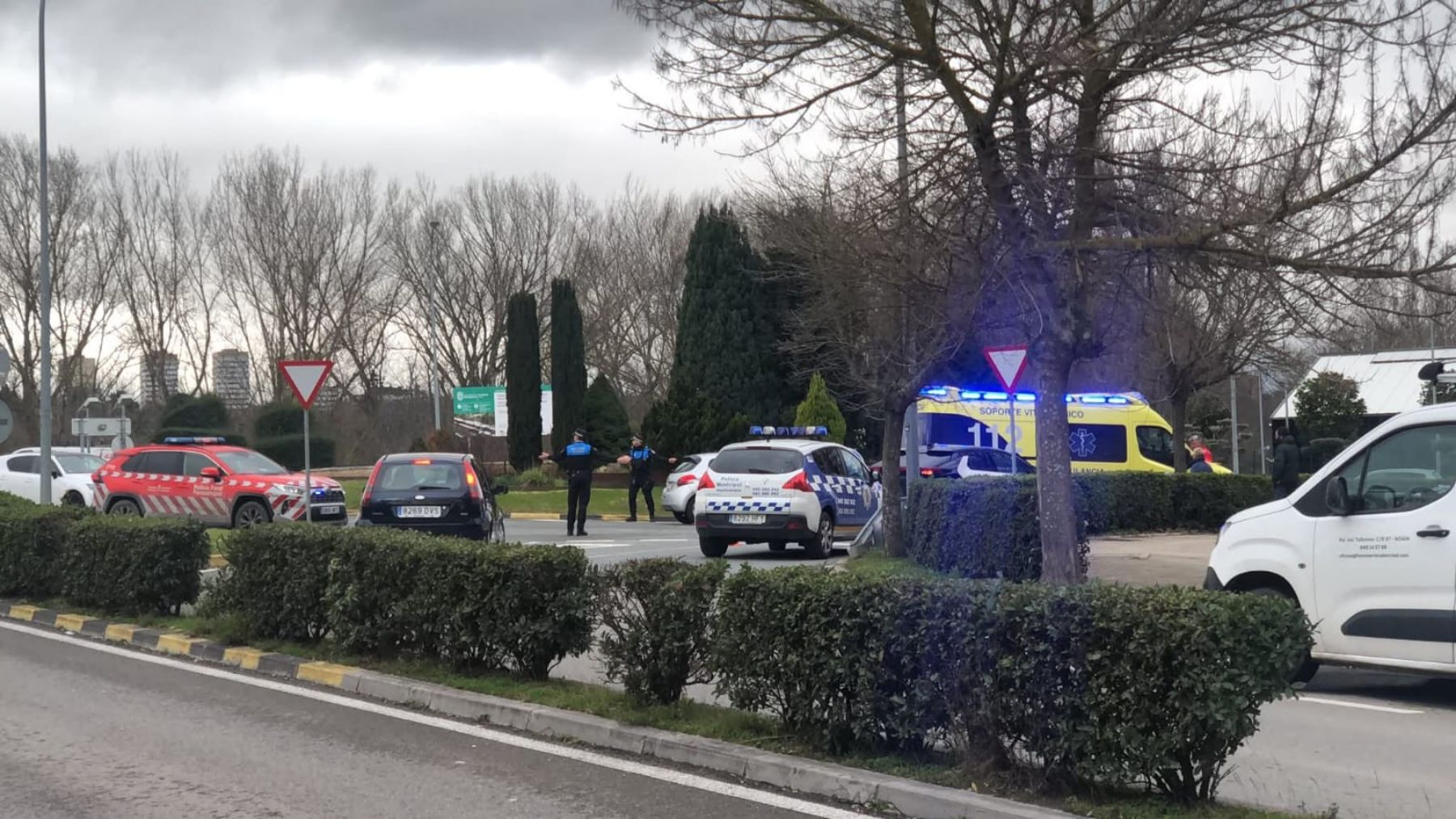 Un choque en la rotonda de una localidad de la comarca de Pamplona acaba con un motorista herido
