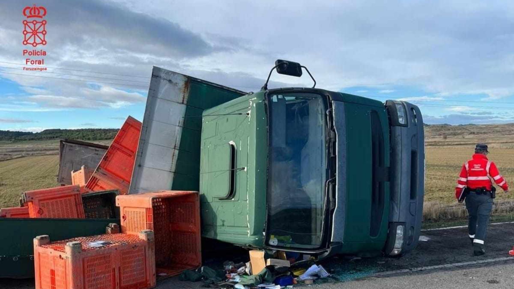 Caos en una carretera de Navarra tras volcar un camión a primera hora: un herido de 51 años