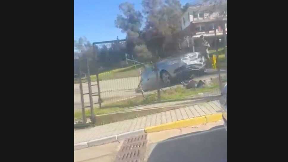 Aparatoso accidente en El Campillo: un herido tras estrellarse dos coches dentro de un colegio