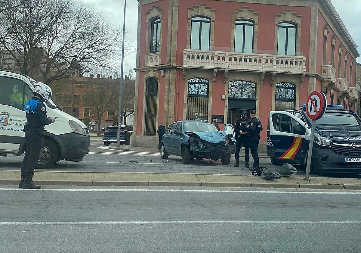 Un accidente entre un coche y una furgoneta de la Policía Nacional causa un gran atasco en la zona de los puentes en Salamanca