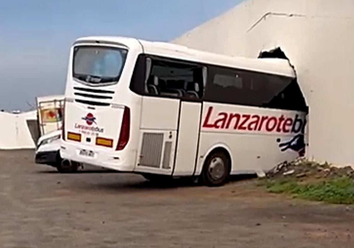 Una guagua se empotra contra un muro en Arrecife