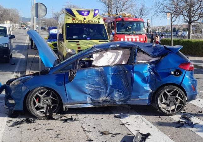 Imatge d'un dels cotxes implicats en l'accident a Terrassa  Bombers (2)