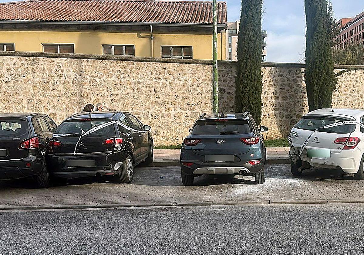 Un choque en cadena de madrugada frente al centro de salud de San Agustín deja varios coches dañados en Burgos