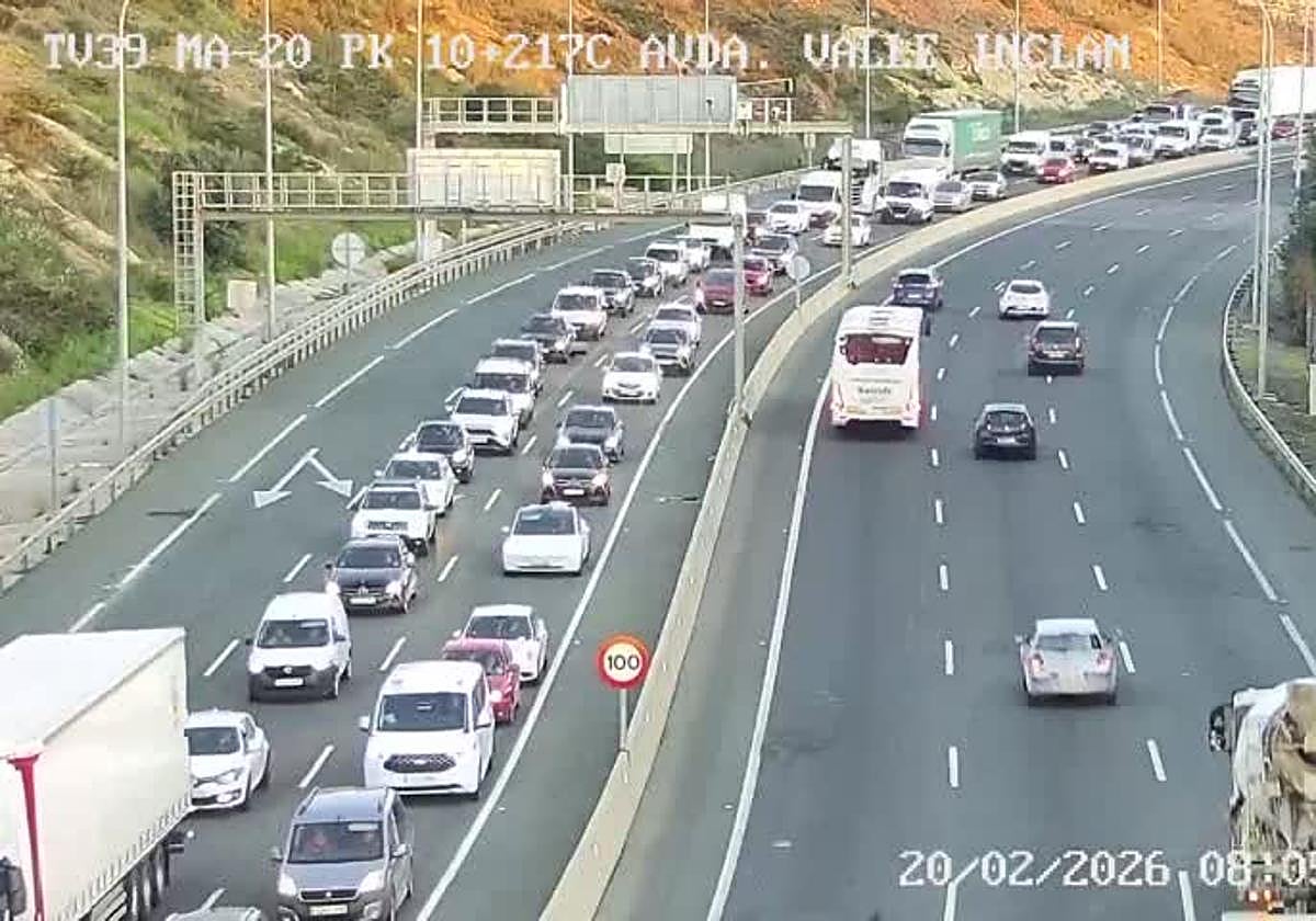 La colisión entre un turismo y un camión deja cinco kilómetros de atascos en la MA-20 en Málaga