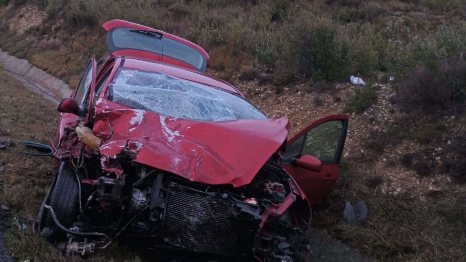 Grave accidente en un pueblo de Navarra: el conductor queda atrapado tras chocar contra un camión