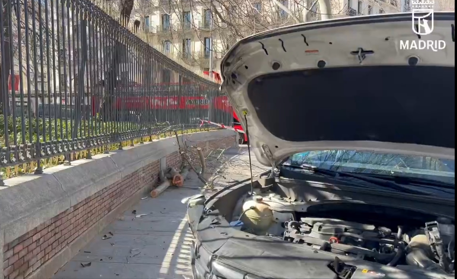 Siete heridos en una colisión que acaba con un coche invadiendo la acera del Retiro