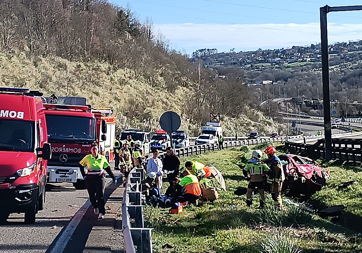 Grave accidente en la ronda exterior de Oviedo: herida una mujer tras quedar atrapada en su coche