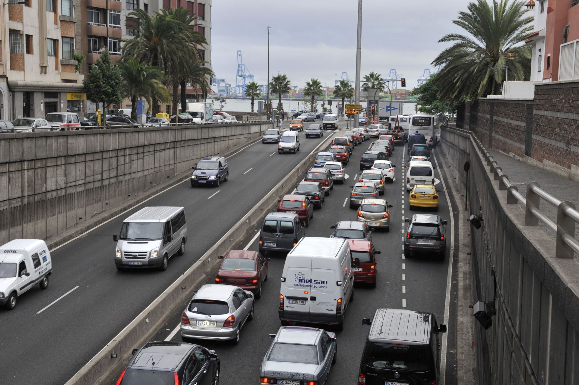 Accidente entre tres coches en la salida del Julio Luengo, sentido Alcaravaneras