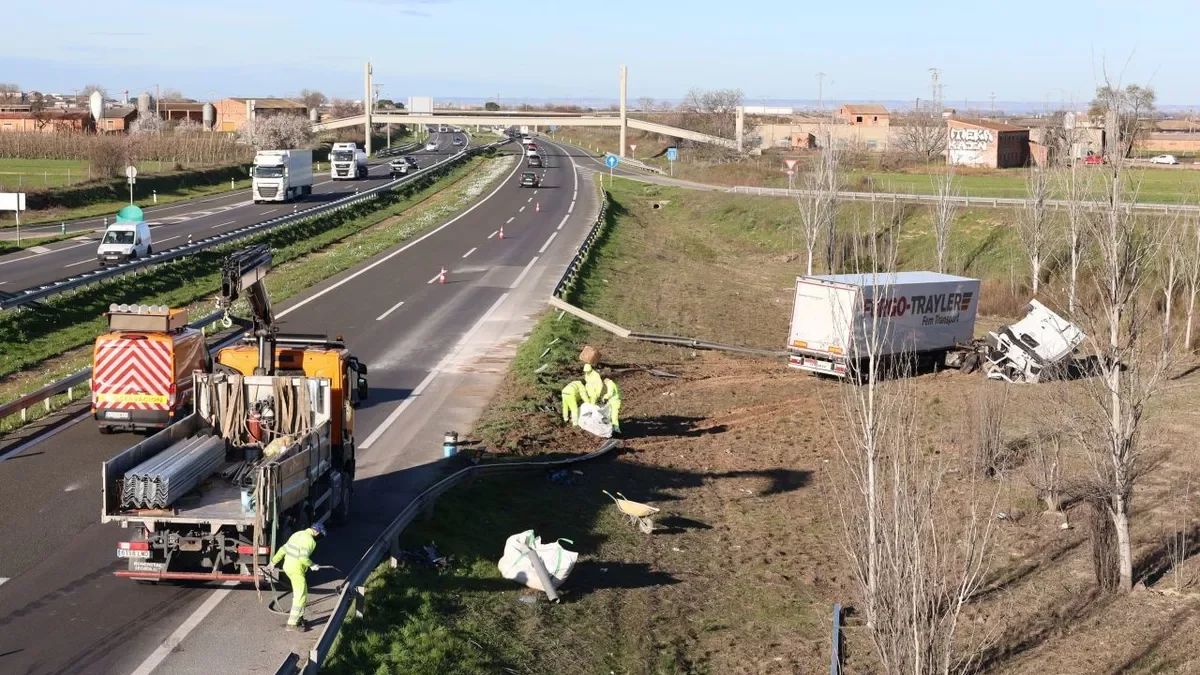Accidente entre dos camiones en la A-2 provoca corte de carril durante 14 horas en Castellnou de Seana