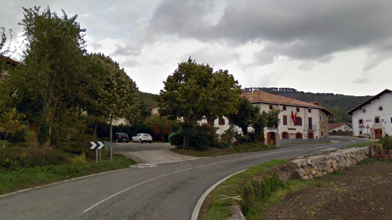 Un motorista de 68 años, hospitalizado tras un susto en plena carretera de un pueblo de Navarra