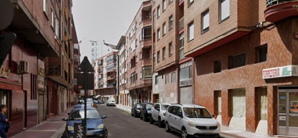Herido un joven por arma blanca en la calle Democracia