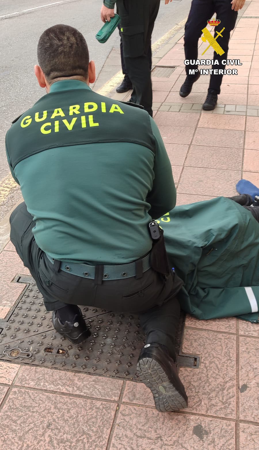 La Guardia Civil auxilia a un ciudadano que sufrió convulsiones en la vía pública