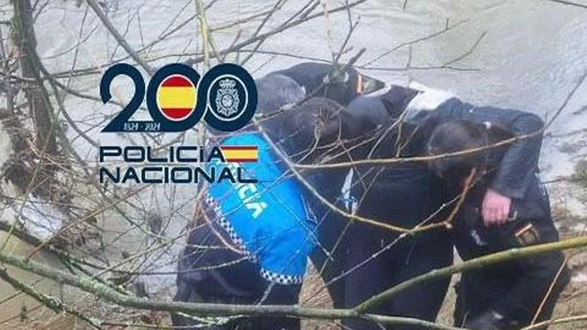 Agentes de la Policía Nacional rescatan a una menor en el río Bernesga en León.
