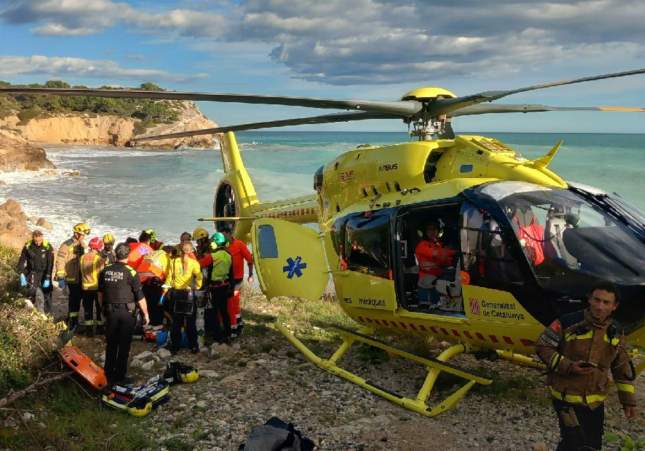 Amplio dispositivo de rescate en Sitges: hombre atrapado en zona rocosa del mar