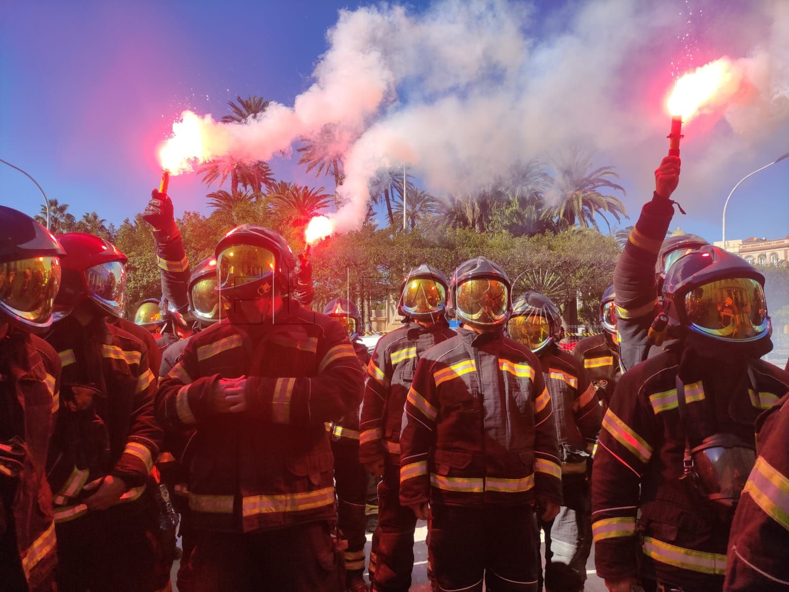 Bomberos de Melilla se concentran para reclamar mejoras en sus ...