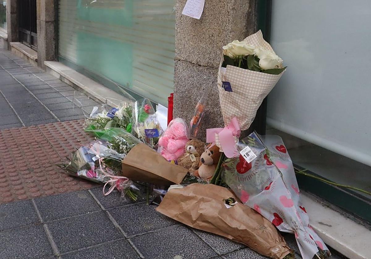 Flores, peluches y un mensaje al cielo: la calle Valencia muestra su cariño a la pequeña fallecida