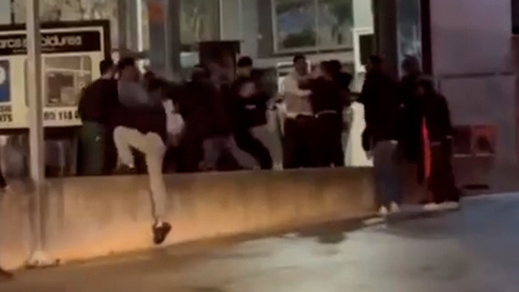 Unos 30 jóvenes, muchos de ellos menores, se enzarzan en una batalla campal frente a una discoteca de Palma