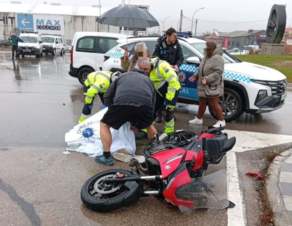 Chocan un turismo y una moto en la rotonda de Juan Carlos I