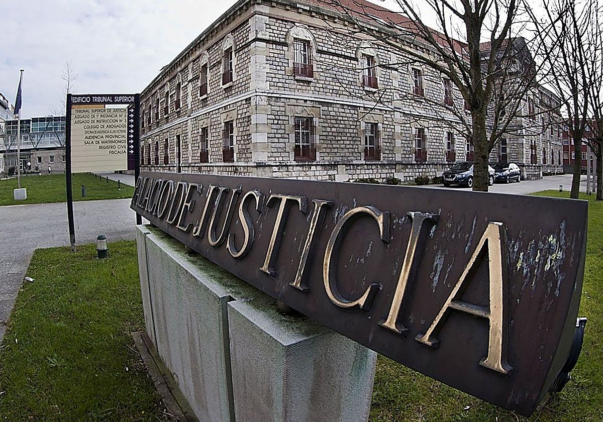 Diez años de cárcel para dos hombres que violaron durante meses a un menor de 14 años en Cantabria