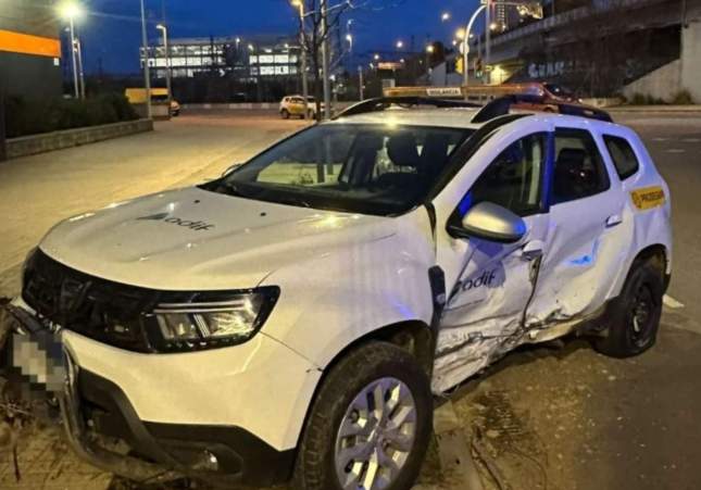 Conductor choca contra coche aparcado en L’Hospitalet de Llobregat y se da a la fuga dejando su vehículo detrás
