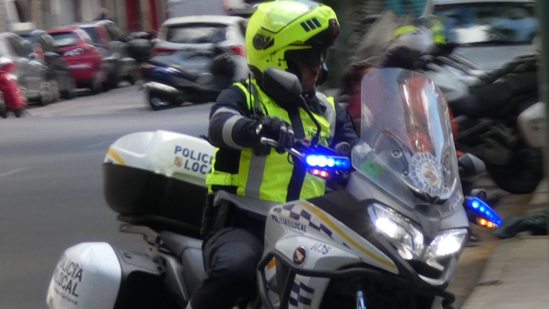 Motor encendido, cristales empañados y 3 bolivianos dormidos dentro de un coche en las Avenidas de Palma
