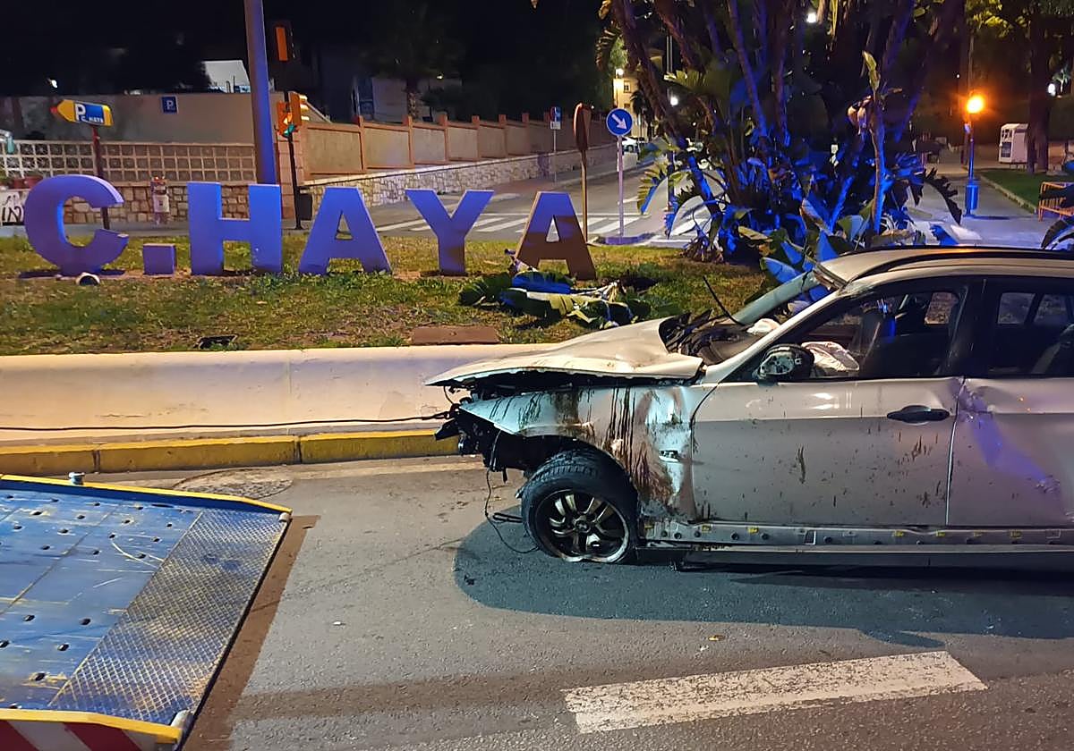 Un conductor ebrio estrella su coche contra la rotonda del Carlos Haya y queda volcado