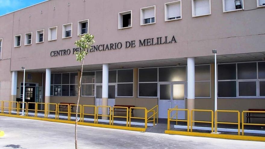 Cinco presos de la cárcel de Melilla se amotinan para impedir el traslado de otro recluso