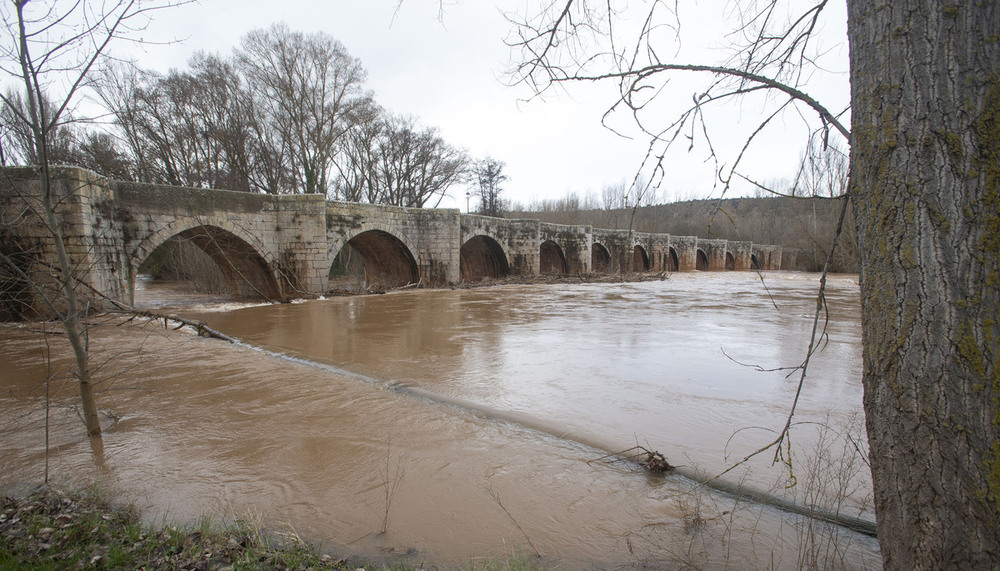 Cortan al tráfico el puente romano de Quintana
