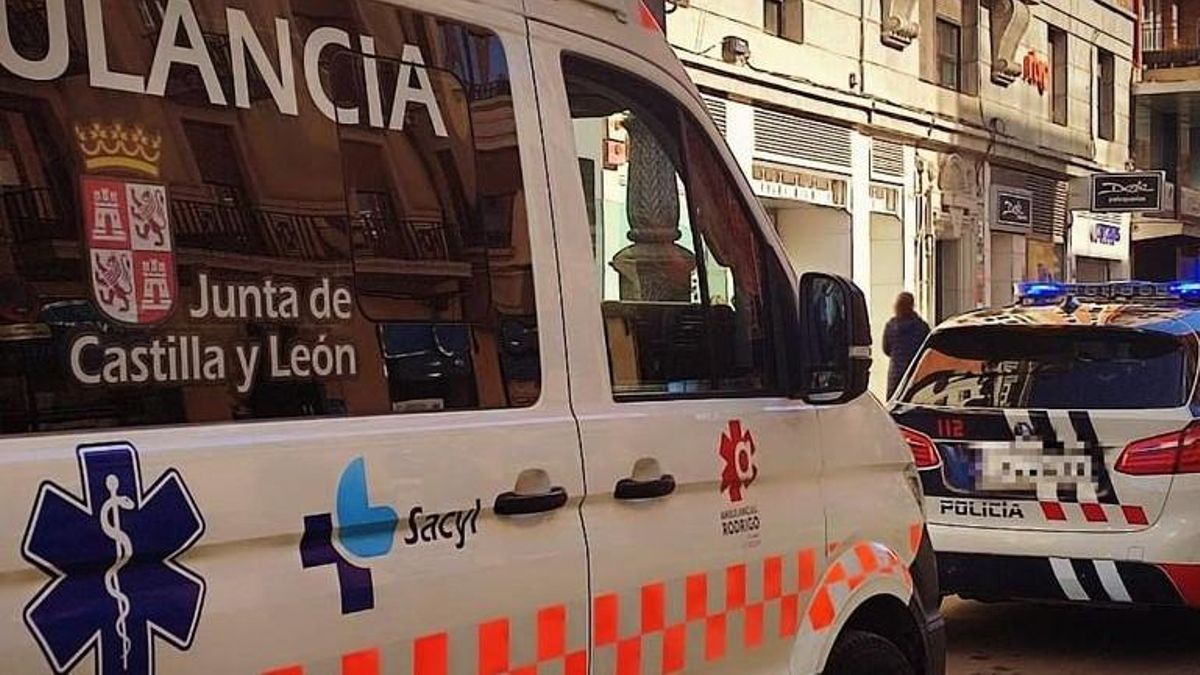 Ambulancia de Sacyl y patrulla de tráfico de la Policía Local de León, imagen de archivo.