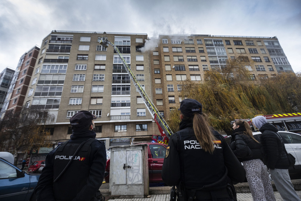 El incendio en una cocina deja cuatro afectados por humo