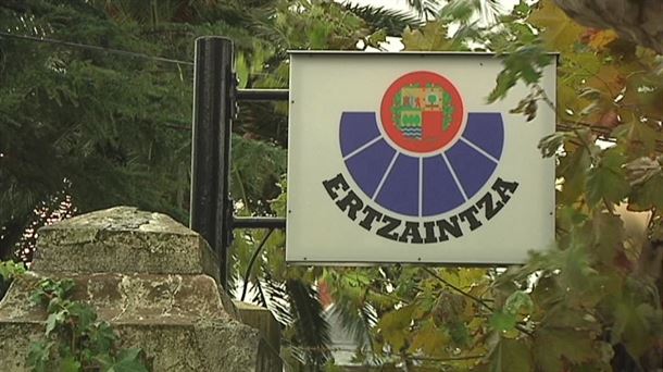 Cuatro jóvenes detenidos por violenta paliza a hombre en Ermua: robado, golpeado y dejado semidesnudo en la vía pública.