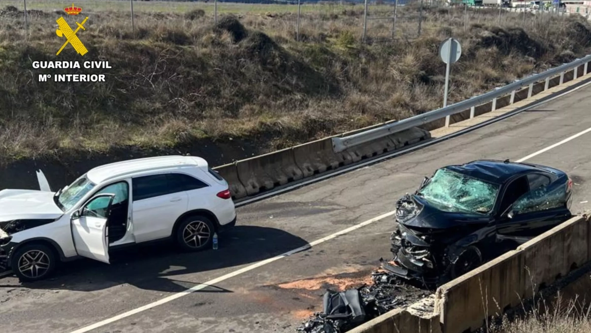 Tres heridos graves en una colisión frontal en el enlace de la A-21 a la altura de Sigüés