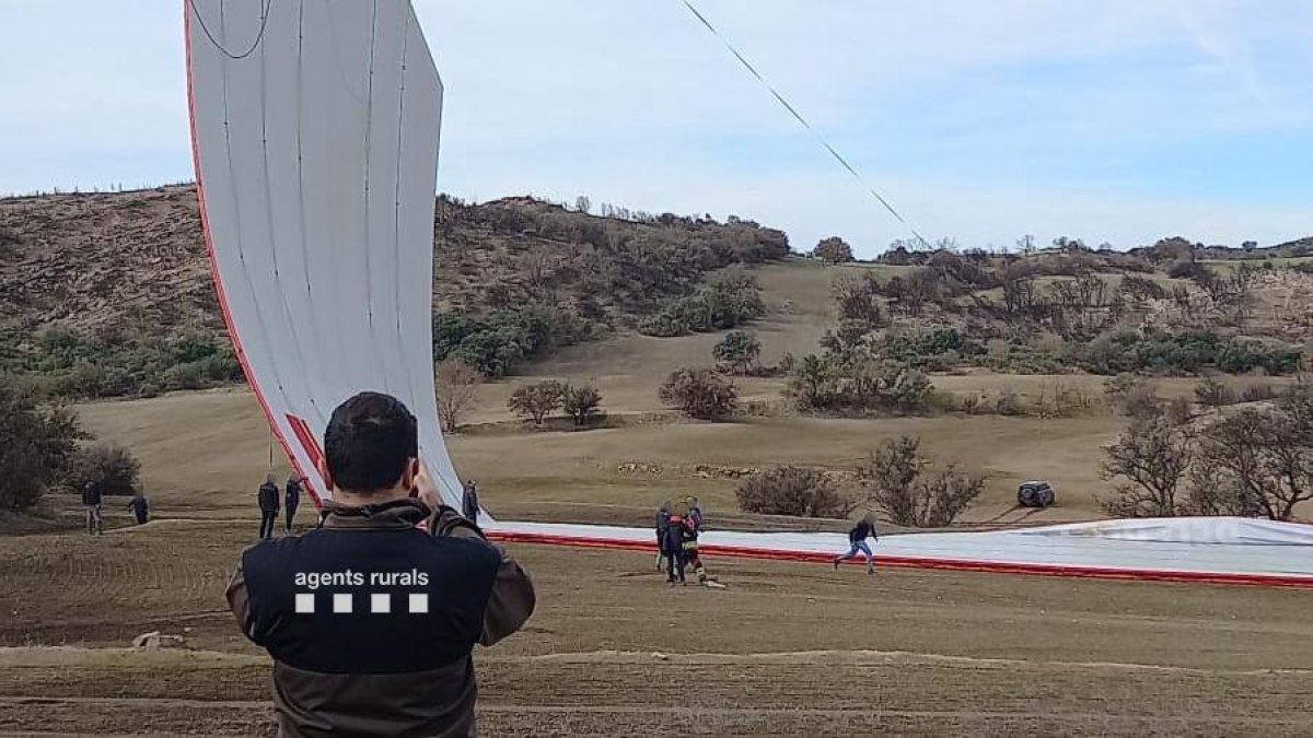 Los Agents Rurals pillan a una compañía de bebidas energéticas haciendo un vuelo ilegal con un globo aerostático en la Noguera